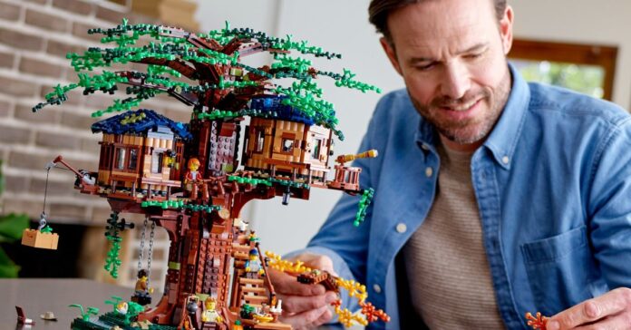 lego tree house large crop 2