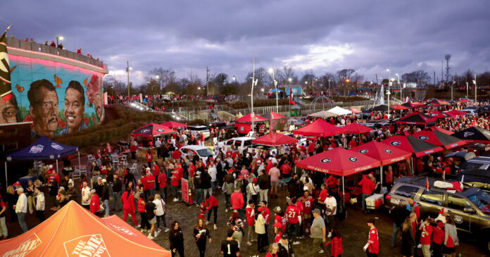 09cfp tailgating 1 0765 facebookJumbo