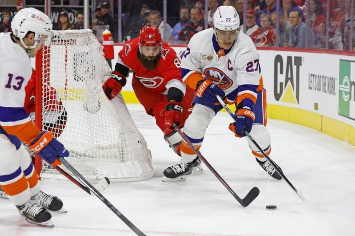 islanders hurricanes game1