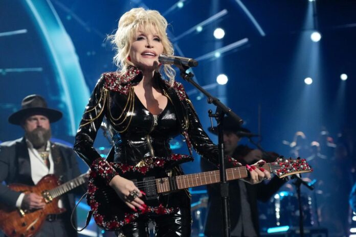 inductee dolly parton performs onstage 72501367