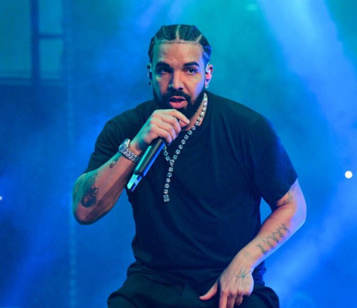 rapper drake performs onstage lil 57864121